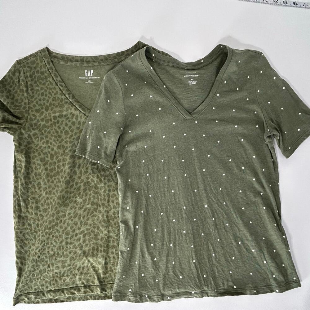 Gap Banana Republic Women's XS V Neck Tee Shirt Lot 2 Green Leopard Polka Dot